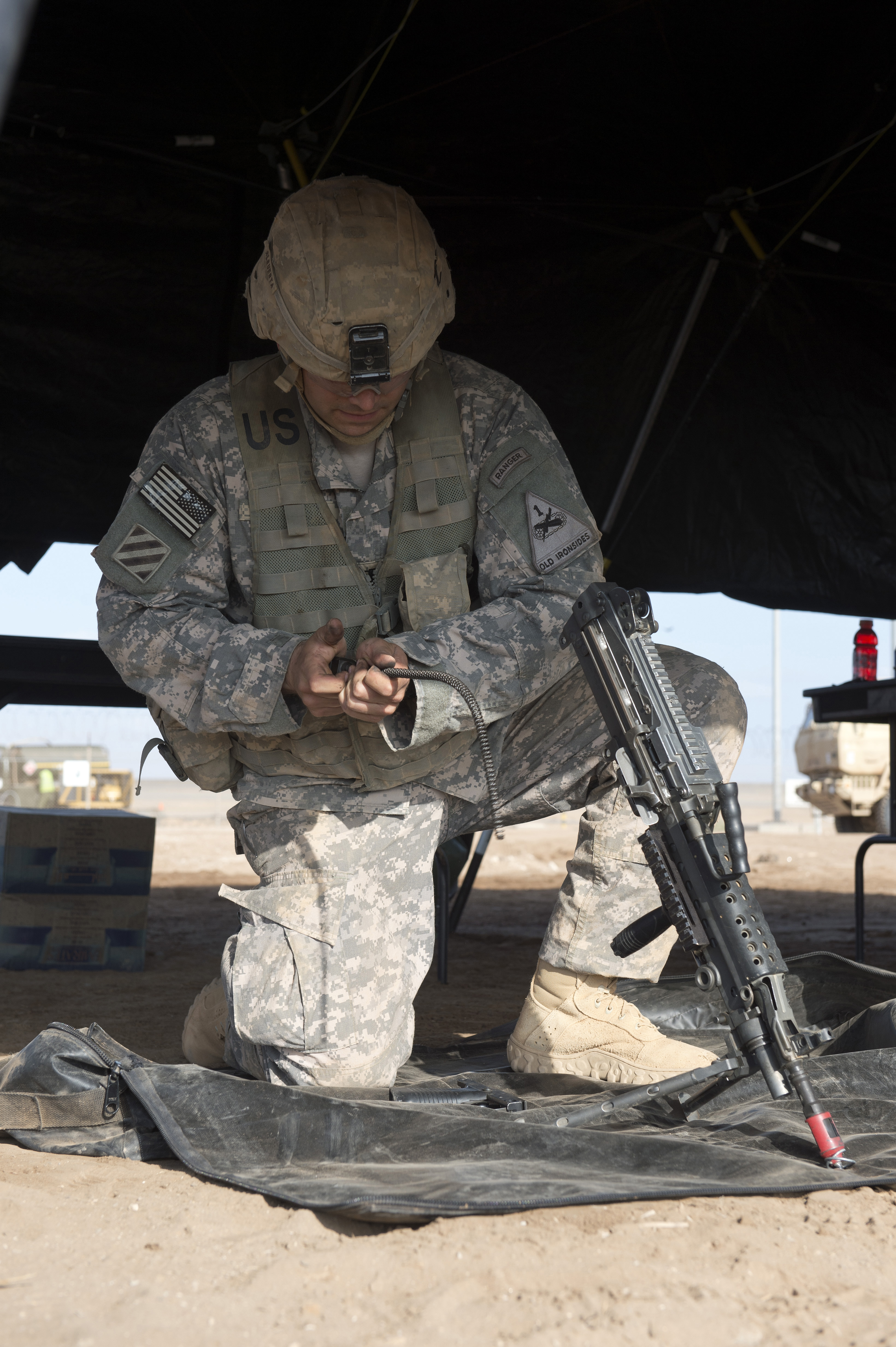 1st Battalion Soldier reassembles M249 Squad Automatic Weapon during ...